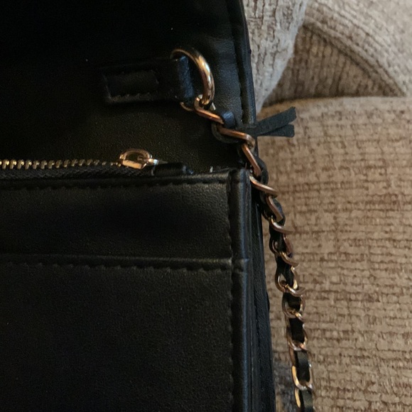 Bebe quilted chevron cross body (Chanel style) w gold tone chain strap - Picture 6 of 8